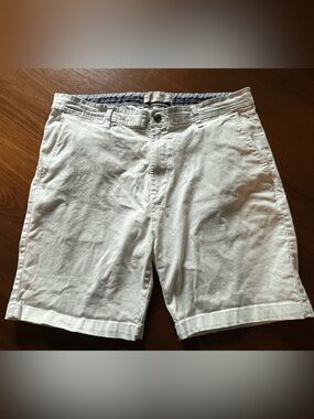 Men's White Flat-Front Cotton Shorts - Classic Summer Chino